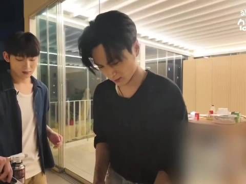 朴综星直播烤肉被烟熏仍坚持挑战，罗PD称赞其烤技