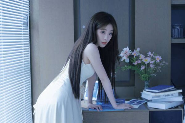 祝绪丹长发及腰。