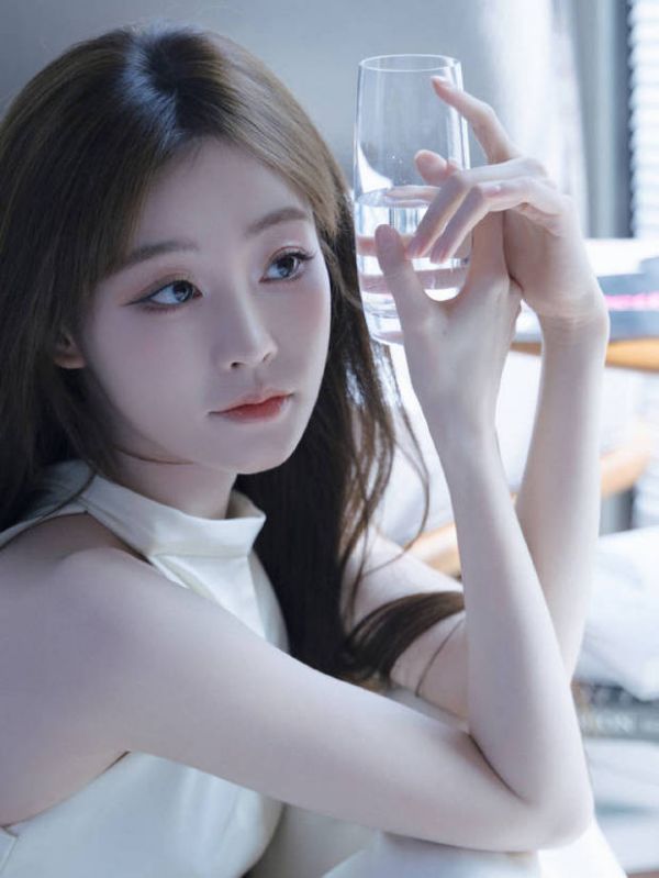 搜狐娱乐讯 7月1日，祝绪丹工作室发布一组美照。祝绪丹身穿挂脖白裙，长发飘飘，清冷感十足，白月光气质拿捏。