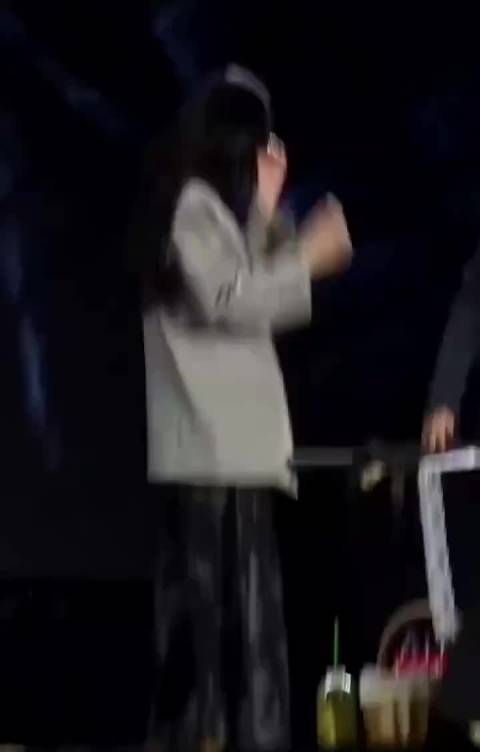 明星公众场合模仿盲人引质疑