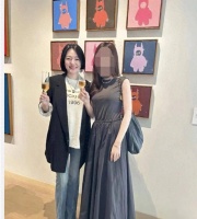 小S二女儿开画展，17岁打扮成熟似30岁，许老三波浪卷发美少女范