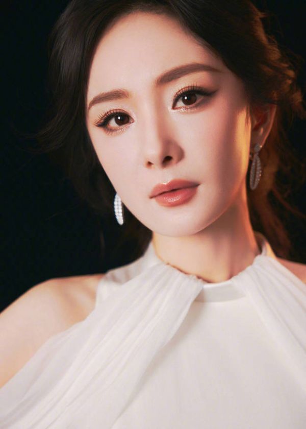 杨幂的五官精致，美貌养眼。