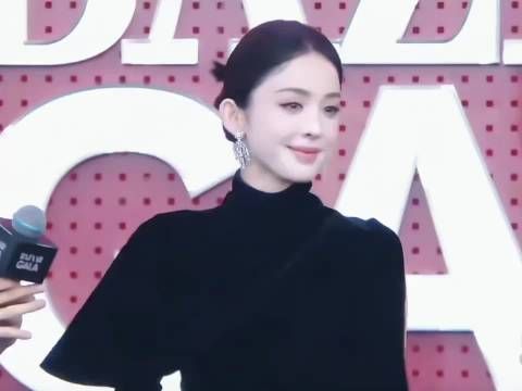巅峰颜值的娜扎就是雅典娜掌管美貌的神！ 网友说张云龙在偷偷吃国宴
