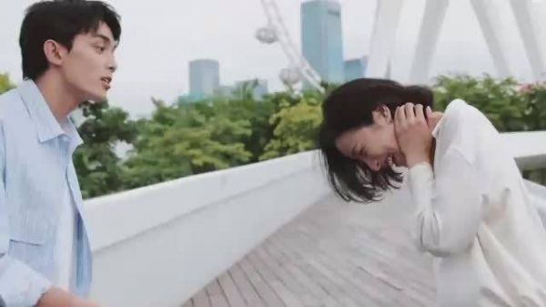 吴磊周雨彤摸脸杀甜到害羞,公主抱更不一般,对浪漫过敏反应好逗