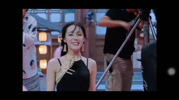 迪丽热巴笑起来的样子美到你了吗?看起来好开心!