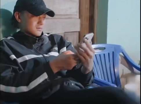 黄子韬综艺饿肚硬撑,部落进食称无敌