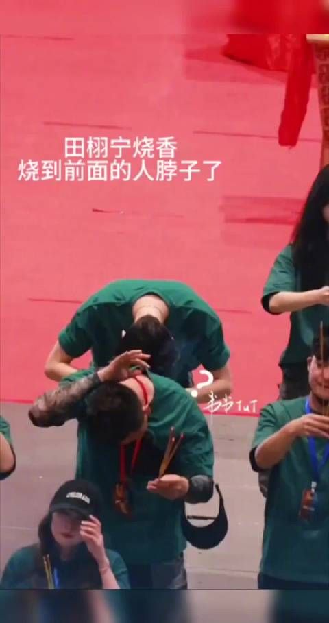这太好笑了 前排大哥:好热,难道这就显灵了?