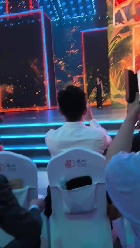 刷到视频才知道幂姐上合电影节上台的时候摔了一跤,立马就站起来念台本