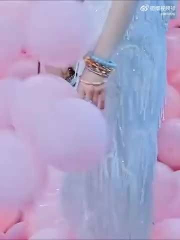 迪丽热巴黑裙造型冷艳神秘,红唇耳饰尽显魅力