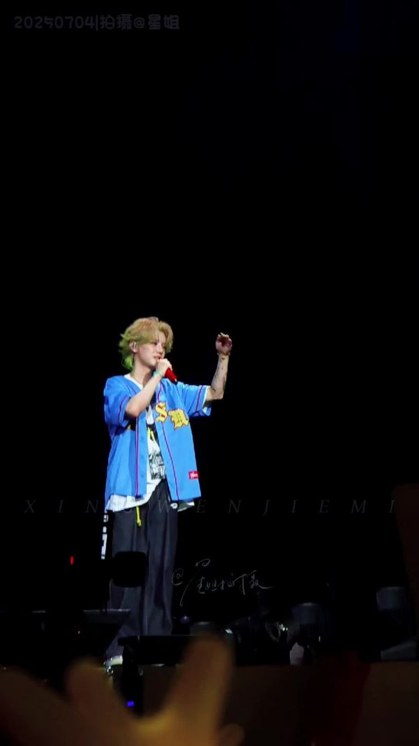 鹿晗青岛演唱会 鹿晗请你大声说爱我们 粉丝:你倒是说呀 鹿晗:我爱你们
