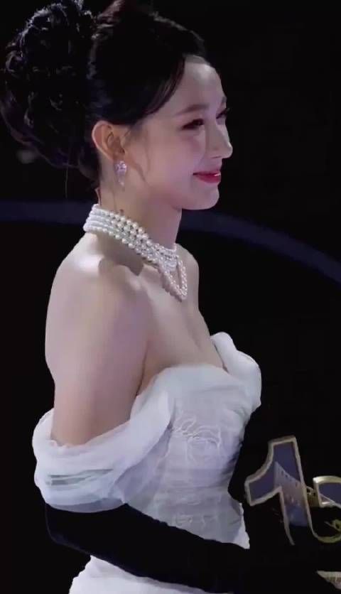 程潇白色抹胸长裙,身材与颜值堪称完美,你们说呢!