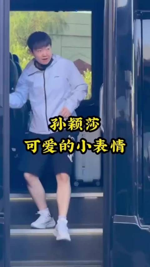 孙颖莎赛场俏皮互动显可爱,袁大教练暖心守护