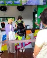 林志玲一家新加坡被偶遇！麻花辫配双肩包嫩成大学生，与老公恩爱