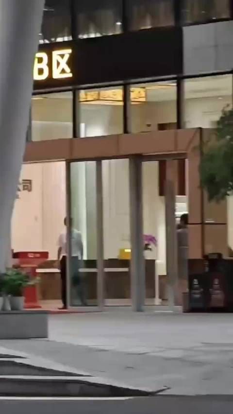 杨幂机场亮相颜值惊艳,粉丝称其眼神温柔如AI设定