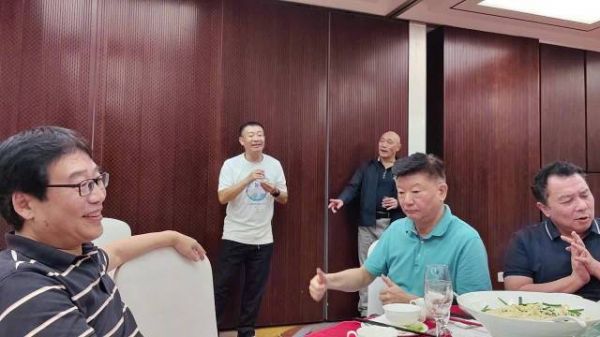 有人说我们83级,这么大岁数了还不老实,我说其实这叫不老的83级