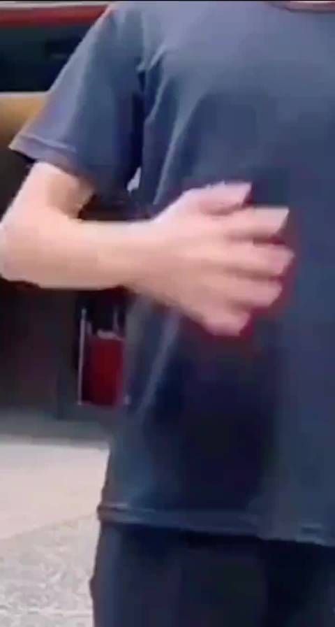 台湾网红邓佳华喊话馆长宣战,称要为美女打赢对方