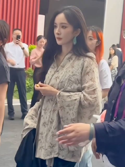 杨幂同款汉服热销,上合电影节路透引关注