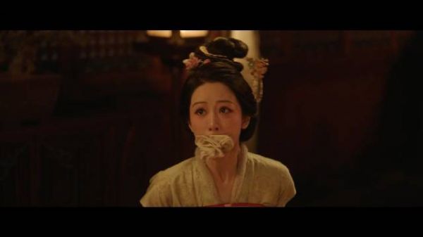何惟芳被绑以命相护蒋长扬,锦绣芳华热播中