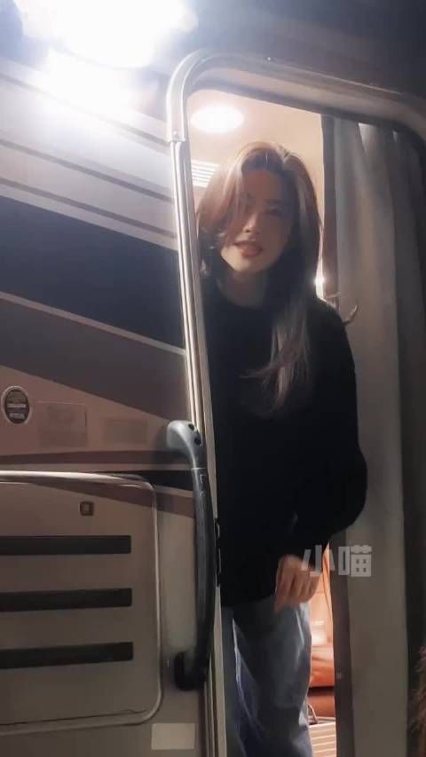 朱珠回应粉丝调侃自称不会营业,隔窗比心互动