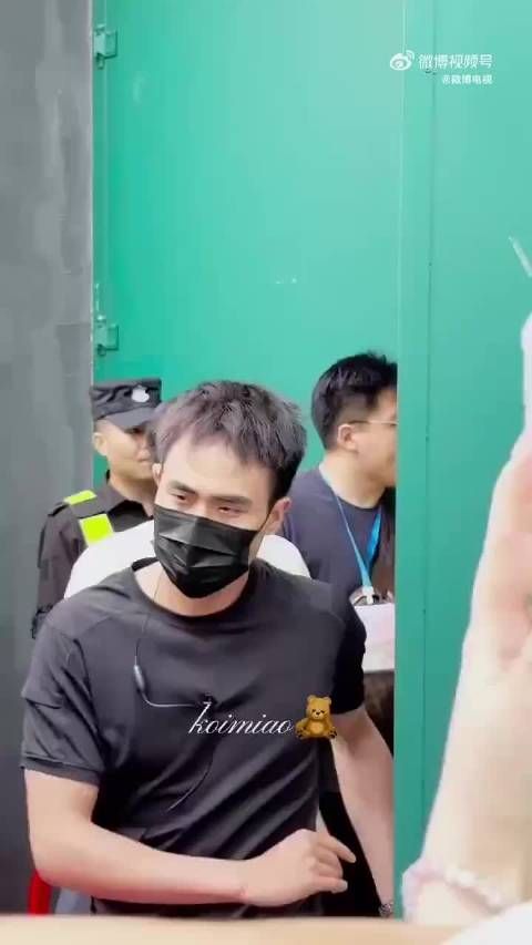 闫桉综艺录制吐露心声,明星也需哄自己上班