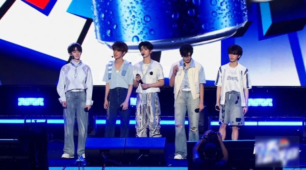 朱志鑫张泽禹等五人亮相百事可乐舞台采访