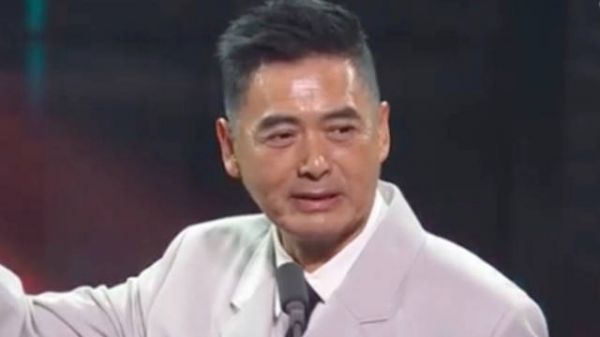 周润发以颁奖嘉宾身份出席新加坡“红星大奖”, 巨星又开始掌控全场