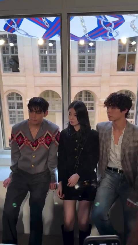 金泰亨裴秀智朴宝剑同框亮相秀场