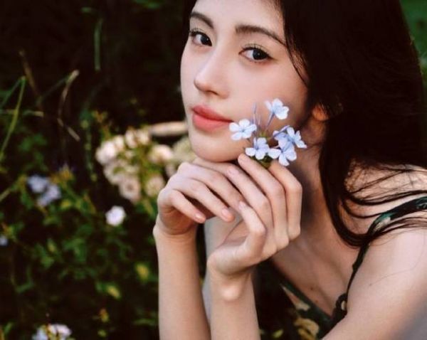 鞠婧祎五官精致。