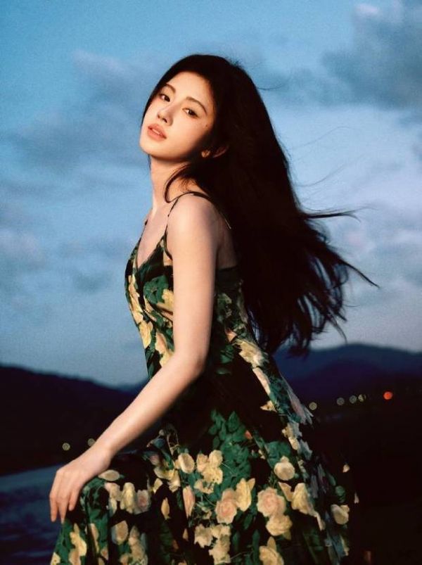 鞠婧祎发丝飞扬。