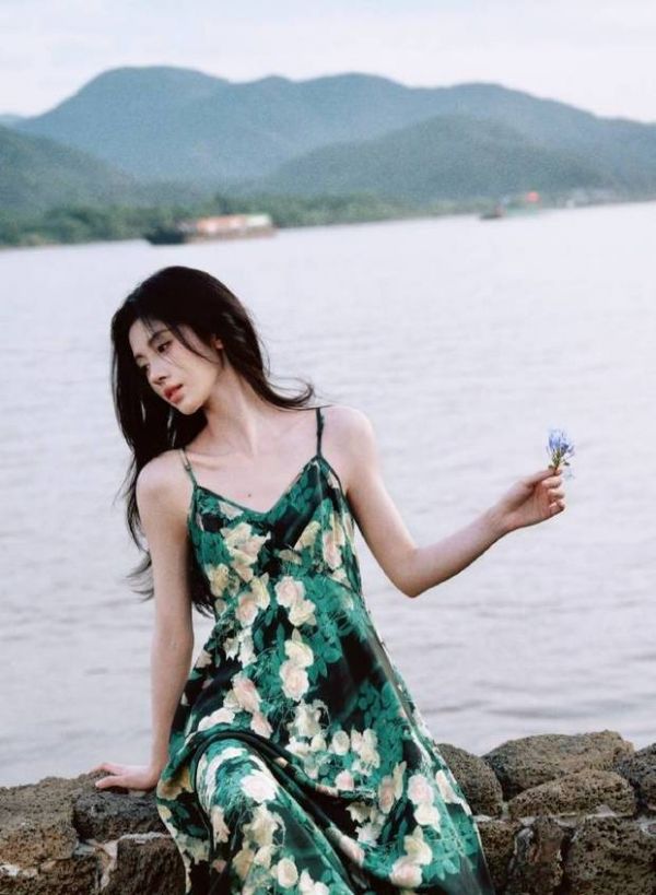 鞠婧祎侧颜绝美，破碎感十足。