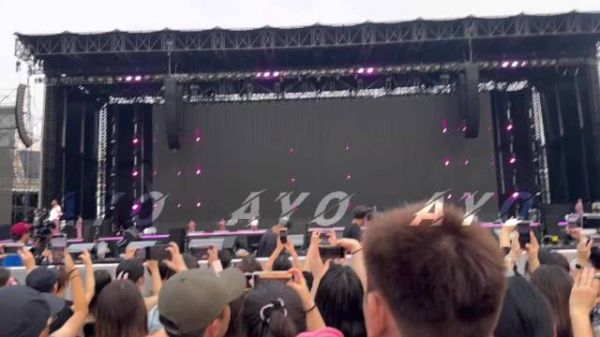 BLACKPINK世巡高阳场燃炸舞台,神级ending引粉丝尖叫