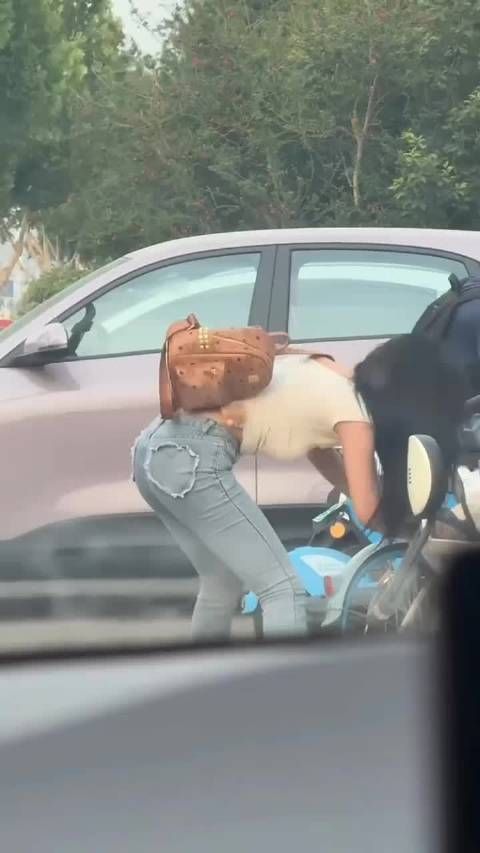 要不要上去帮忙拿个包!