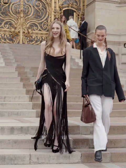 Hunter Schafer亮相Schiaparelli 秀后派对 流苏裙摆,微卷金发