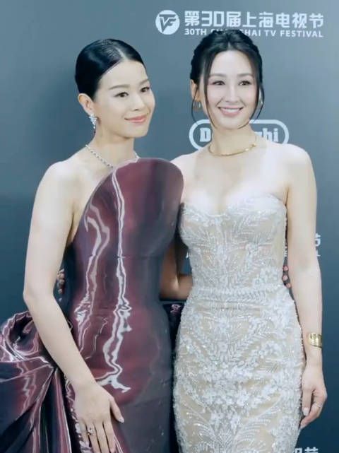 文佳煐时装周直拍 穿搭惹争议 需要挡一下吗