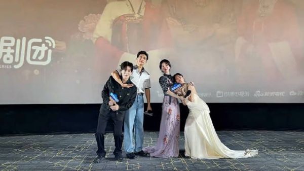 杨紫抱着张雅钦,李现抱着魏哲鸣合照,你们一家四口把日子过好,比什么都强!