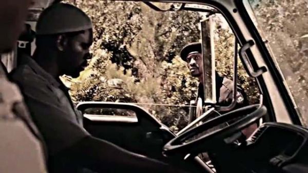 长官:一个空箱子有什么好遮遮掩掩的，赶紧给我关上，快滚！