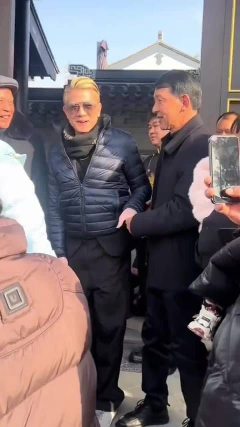 方媛挺大肚子外出逛街,郭富城打麻将无意透露三胎是儿子,输钱都开心!