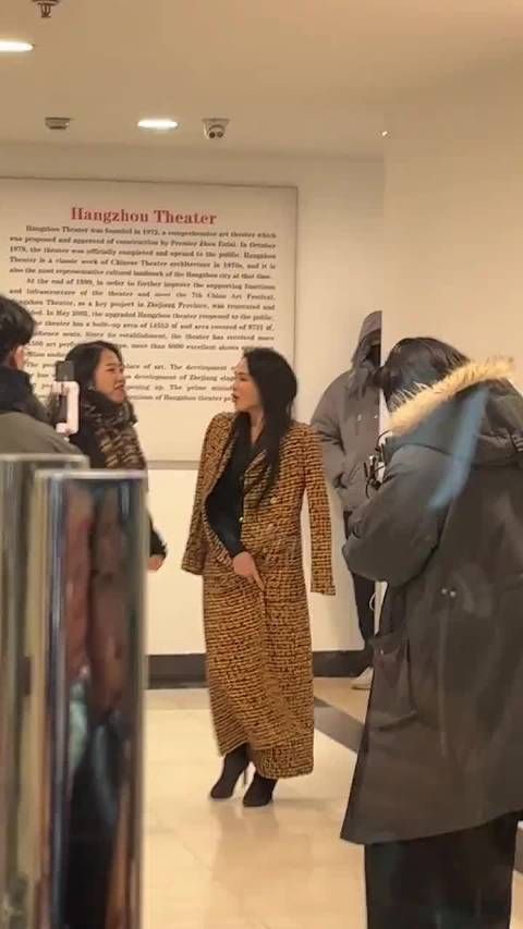 网友巴黎偶遇伊能静秦昊,拍下伊能静高清素颜,嘴唇发白像贫血!
