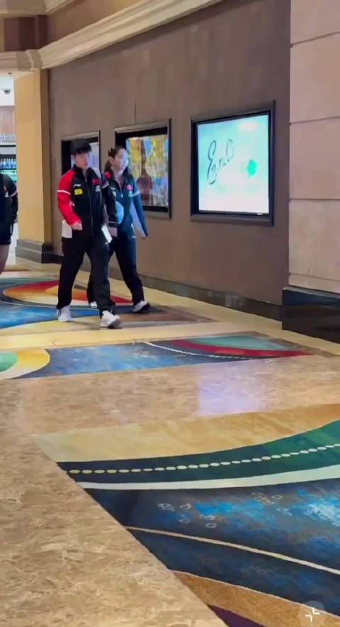 孙颖莎赶班车途中友好回应粉丝求合影