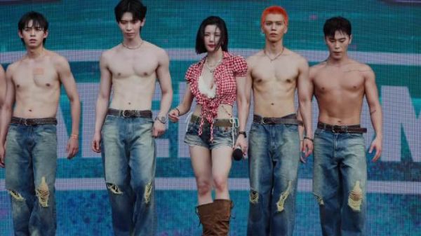 权恩妃的水上音乐节演出,她解开扣子的那一下真的是太惊艳了