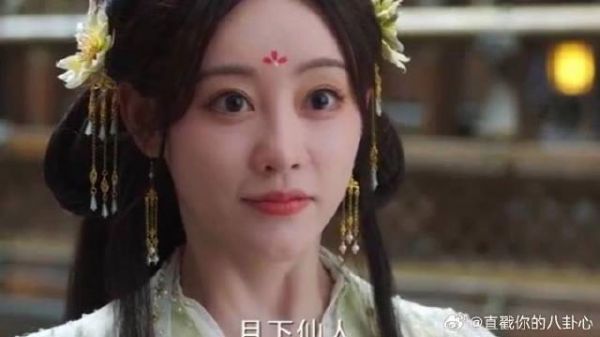 美女被流氓骚扰,男人英雄救美博得欢心
