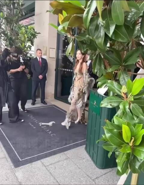 Angelababy巴黎街头生图引热议,樱花妹狂赞神颜