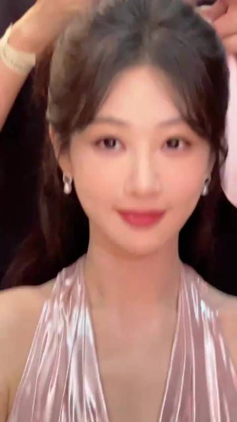 有一说一挺佩服杨紫的,最近越来越漂亮了,也找到适合她的风格
