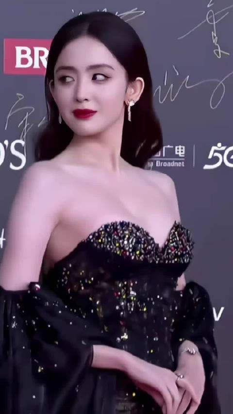 古力娜扎转型性感风,告别清纯可爱路线