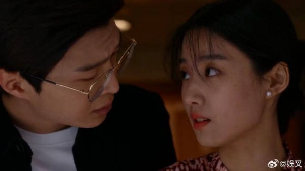 图南主动抱着女朋友的腰,栋哲没眼力见打断