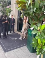 Angelababy巴黎街头生图引热议，樱花妹狂赞神颜
