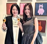 网友拍到小S的大女儿办画展，老妈黄春梅也去了现场见到熟人就哭