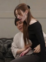 泷泽萝拉坐腿上 这谁顶得住啊！