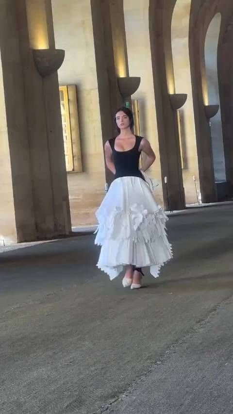 莫妮卡贝鲁奇女儿Deva Cassel亮相Jacquemus 2025秋冬秀场