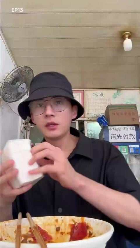 刘学义为小歪准备了双鞋子,看得出他对宠物的爱护和细心